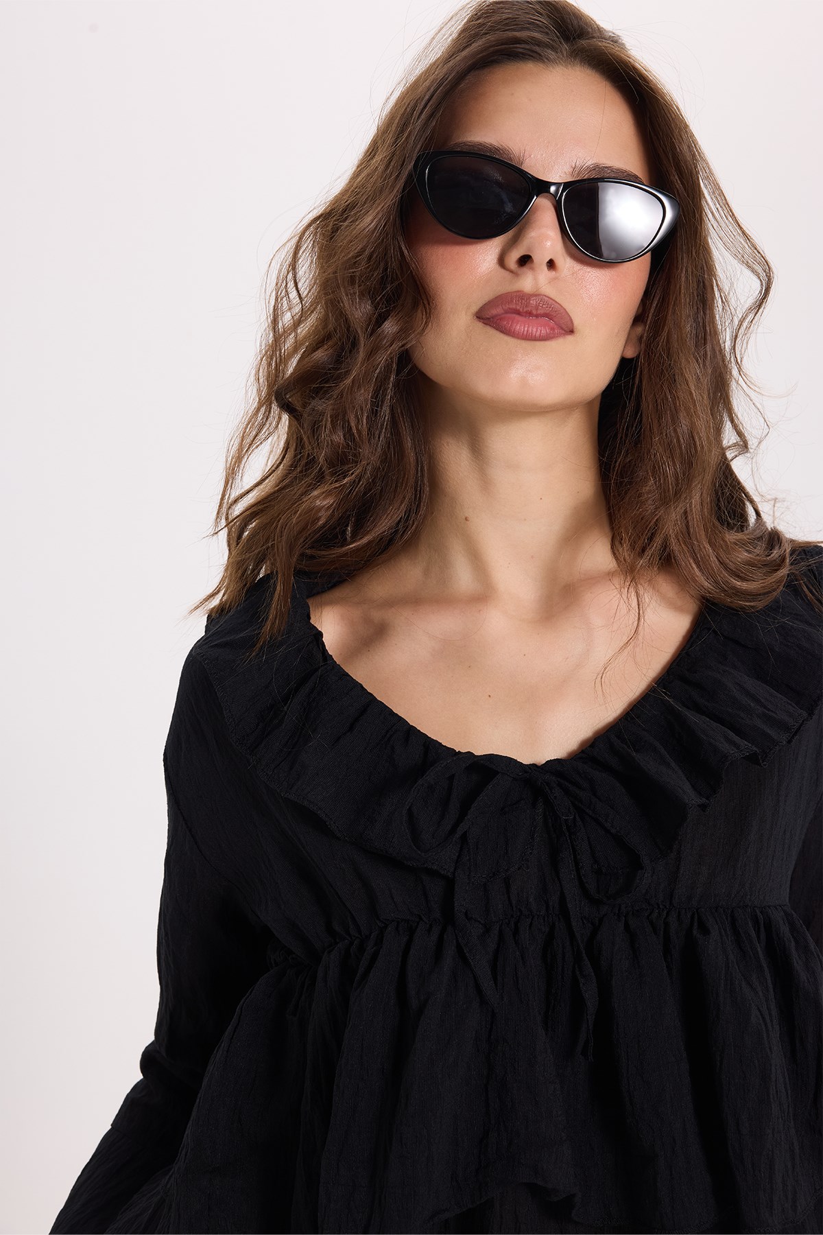 TUDORS Kadın Slim Fit Dar Kesim V Yaka Fırfır Detaylı Uzun Kol Siyah Bluz görsel 4