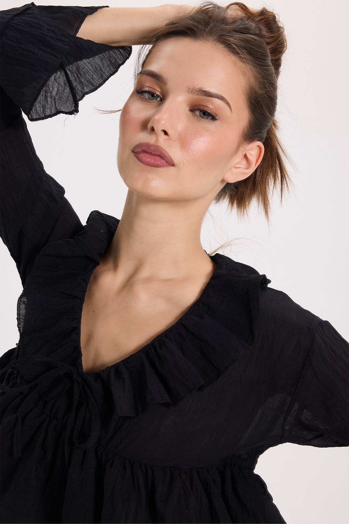 TUDORS Kadın Slim Fit Dar Kesim V Yaka Fırfır Detaylı Uzun Kol Siyah Bluz görsel 7