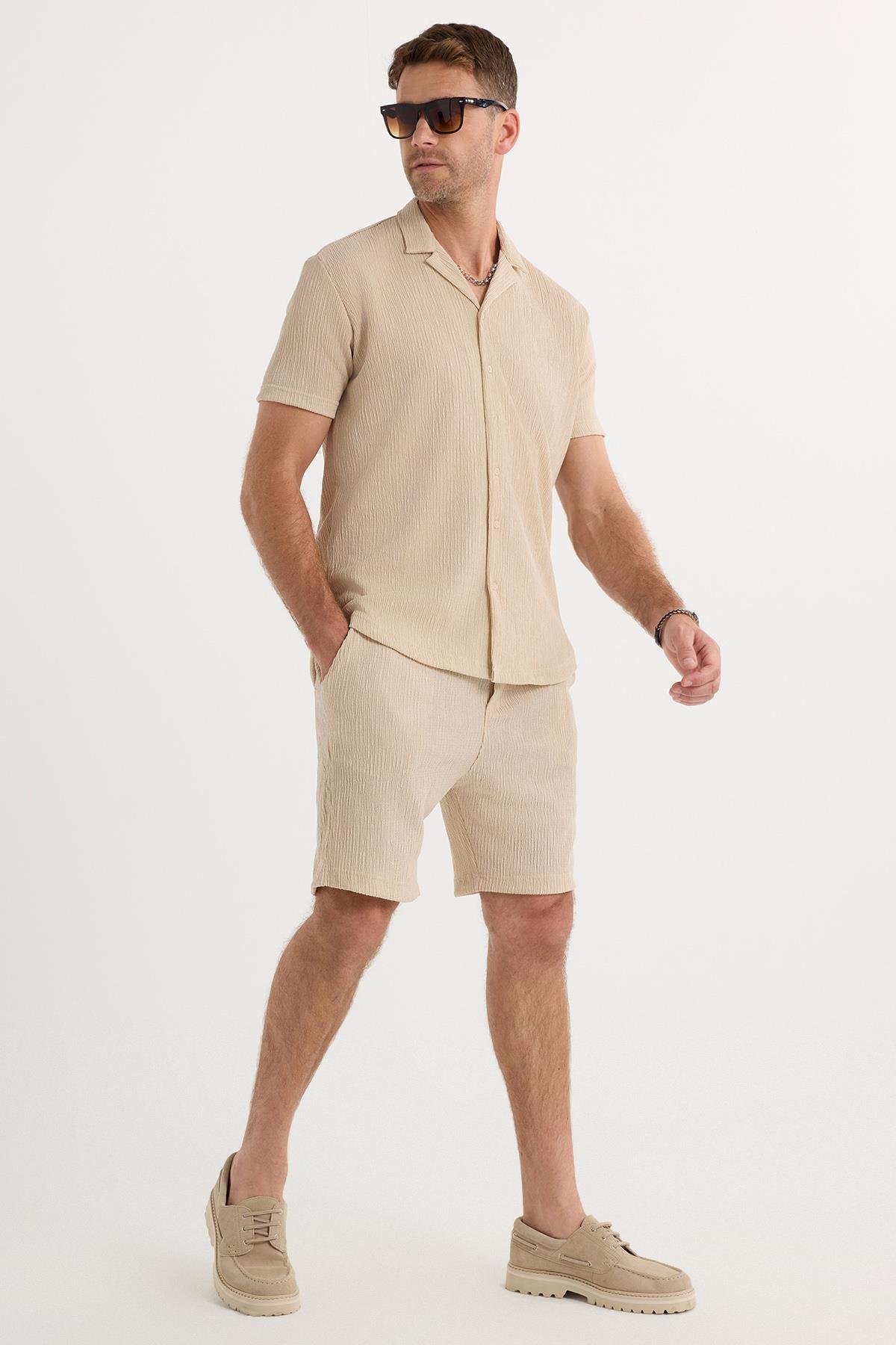 TUDORS Erkek Slim Fit Dar Kesim Apaş Yaka Beli Bağcıklı Bej Gömlek Şort Takım