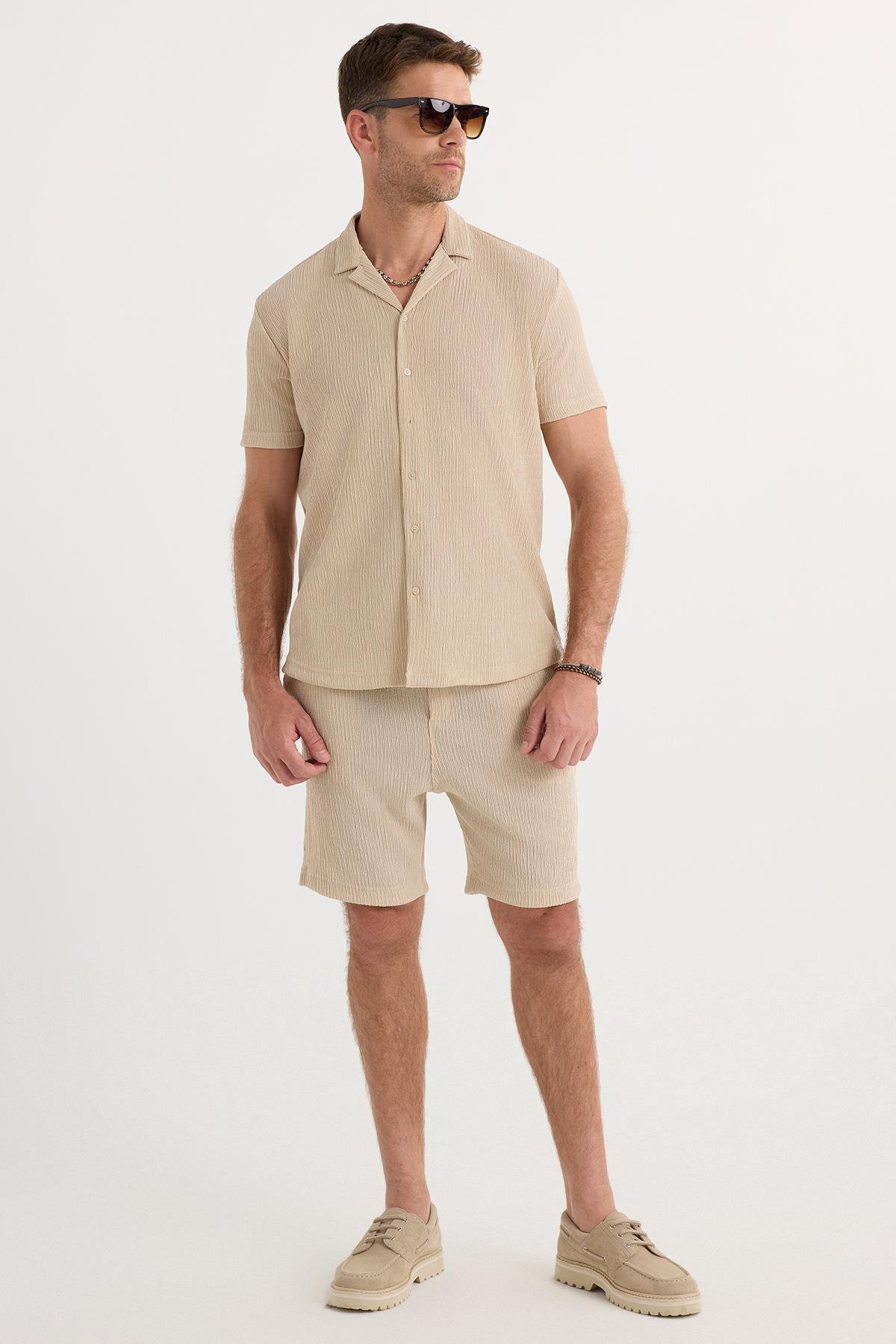 TUDORS Erkek Slim Fit Dar Kesim Apaş Yaka Beli Bağcıklı Bej Gömlek Şort Takım görsel 4