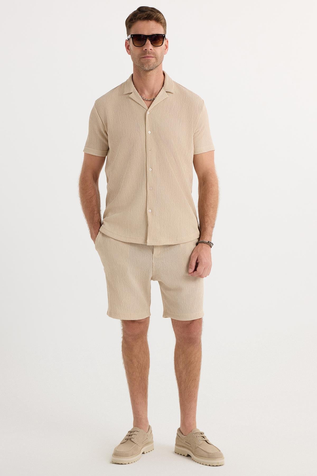 TUDORS Erkek Slim Fit Dar Kesim Apaş Yaka Beli Bağcıklı Bej Gömlek Şort Takım görsel 5
