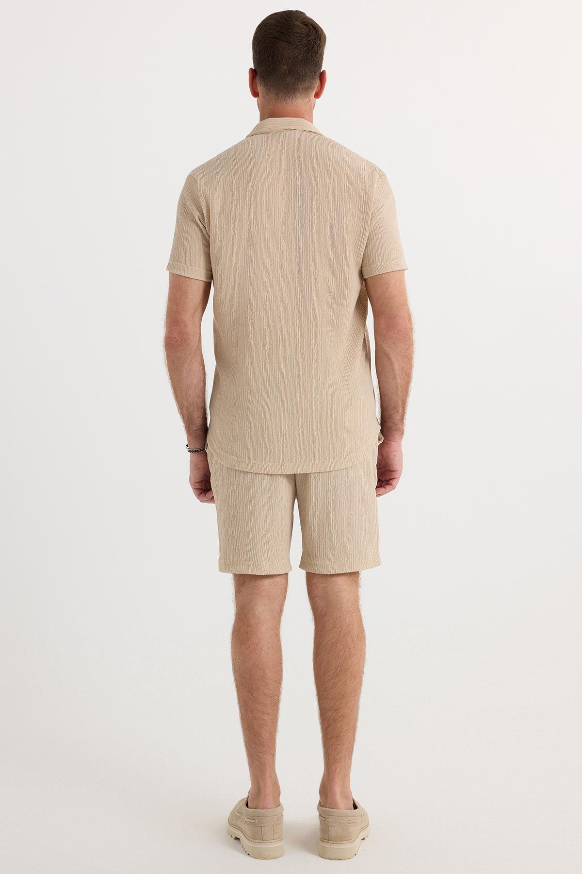 TUDORS Erkek Slim Fit Dar Kesim Apaş Yaka Beli Bağcıklı Bej Gömlek Şort Takım görsel 7
