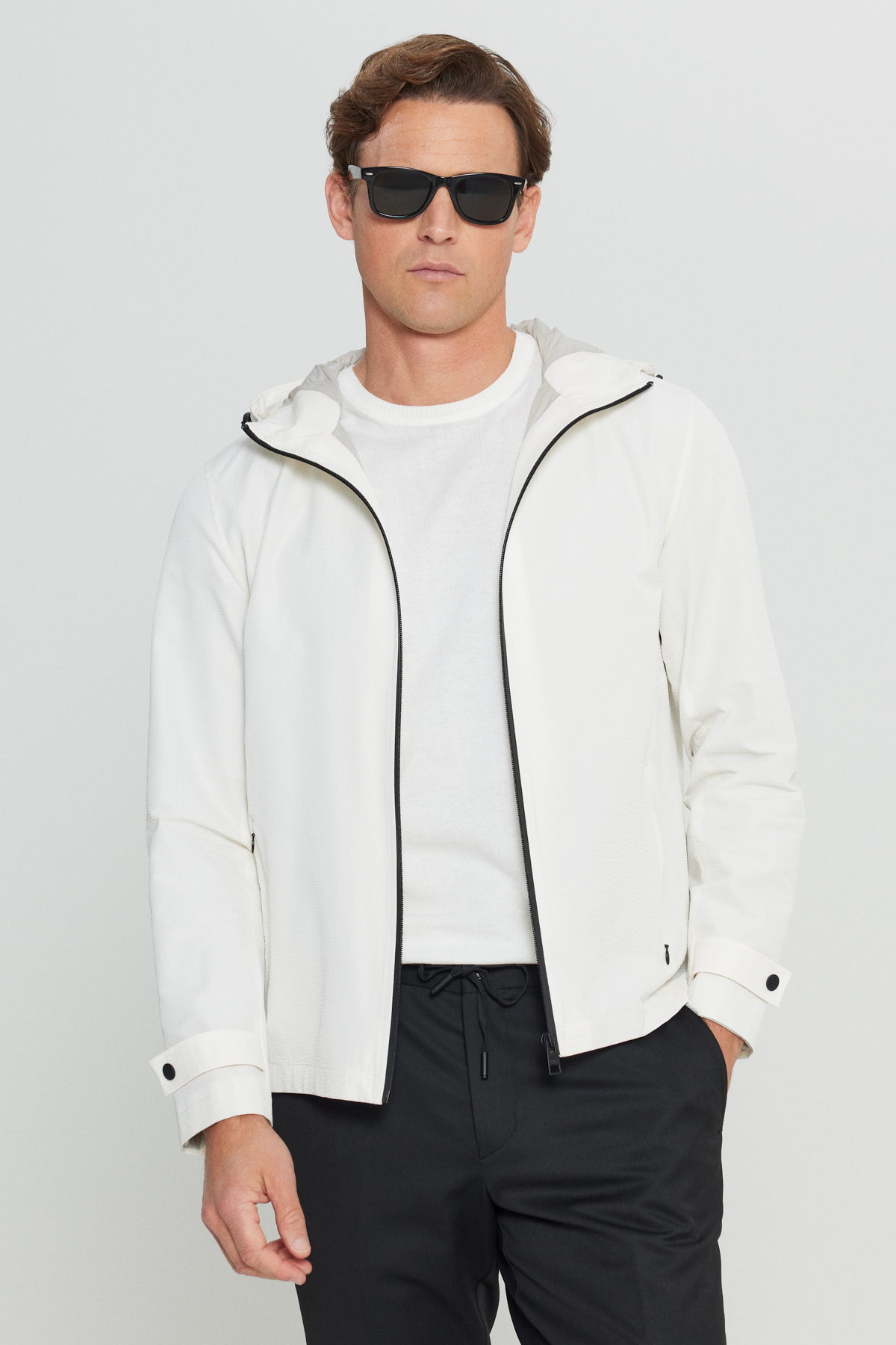 Altınyıldız Classics Erkek Ekru Softshell Rüzgar Geçirmez Standart Fit Normal Kesim Kapüşonlu Cepli Mont