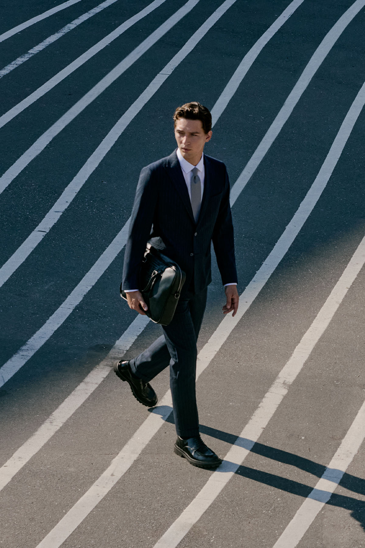 Altınyıldız Classics Erkek Lacivert Yünlü Slim Fit Dar Kesim Kırlangıç Yaka Kapak Cepli Çizgili Esnek Takım Elbise görsel 2