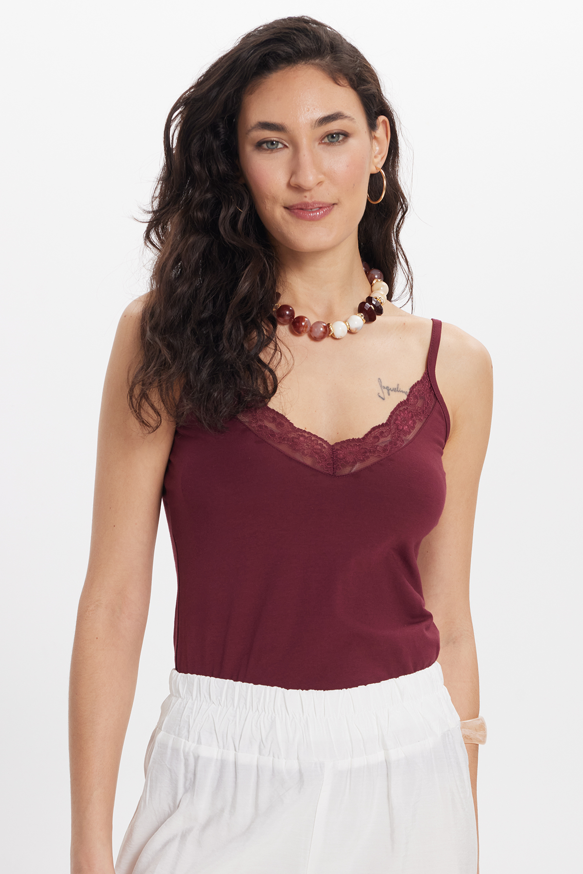 TUDORS Kadın Slim Fit Dar Kesim Kolsuz V Yaka Dantel Detaylı Pamuklu Elastanlı Bordo Crop
