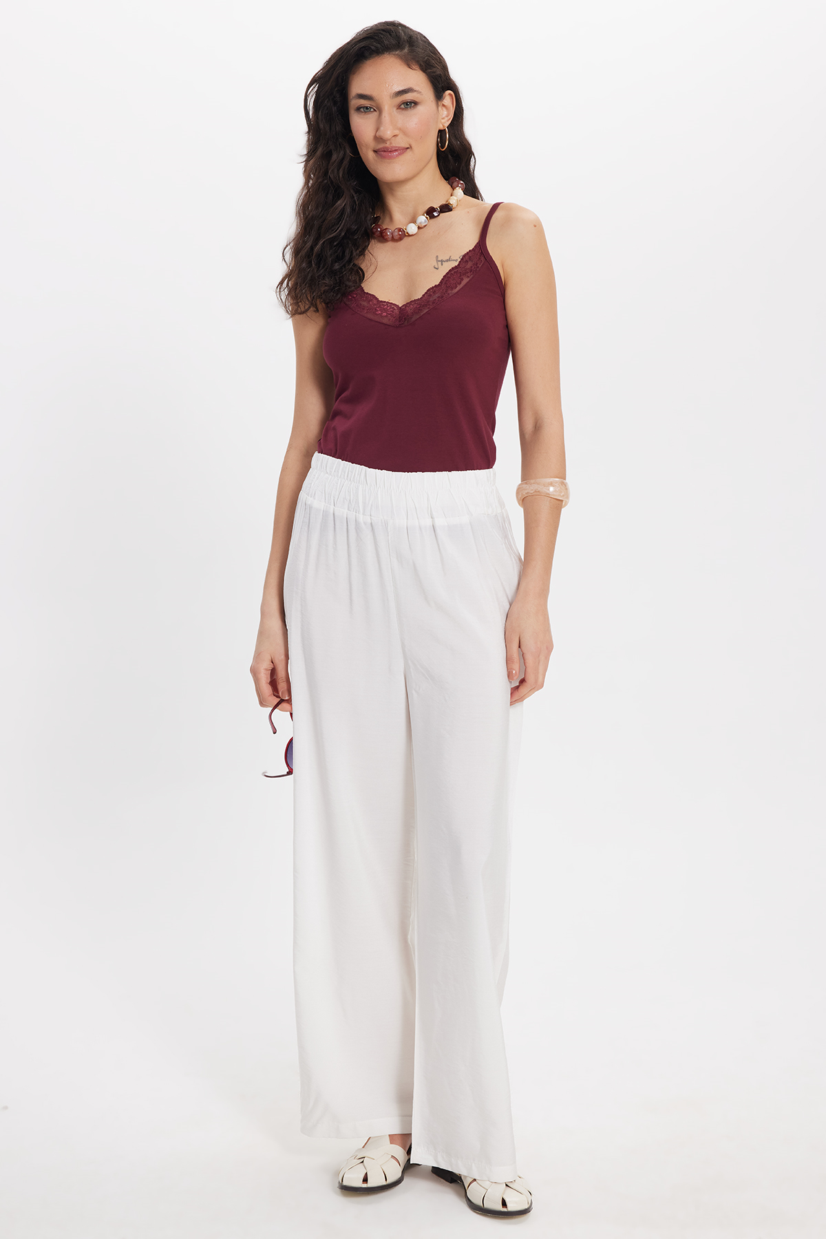 TUDORS Kadın Slim Fit Dar Kesim Kolsuz V Yaka Dantel Detaylı Pamuklu Elastanlı Bordo Crop görsel 2