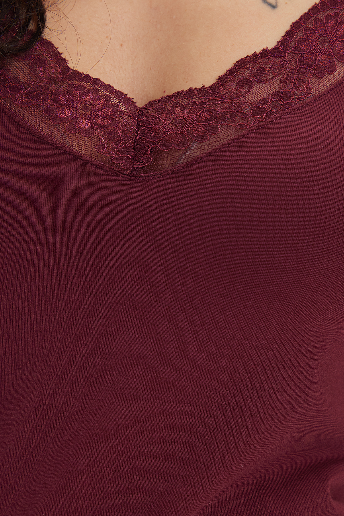 TUDORS Kadın Slim Fit Dar Kesim Kolsuz V Yaka Dantel Detaylı Pamuklu Elastanlı Bordo Crop görsel 6