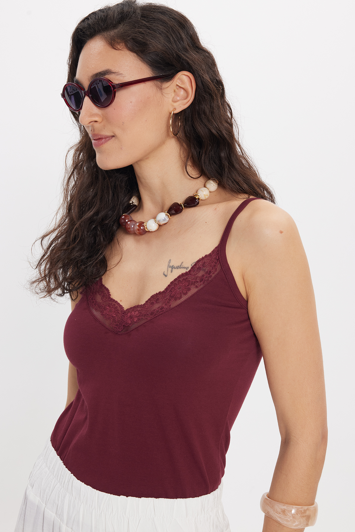 TUDORS Kadın Slim Fit Dar Kesim Kolsuz V Yaka Dantel Detaylı Pamuklu Elastanlı Bordo Crop görsel 8
