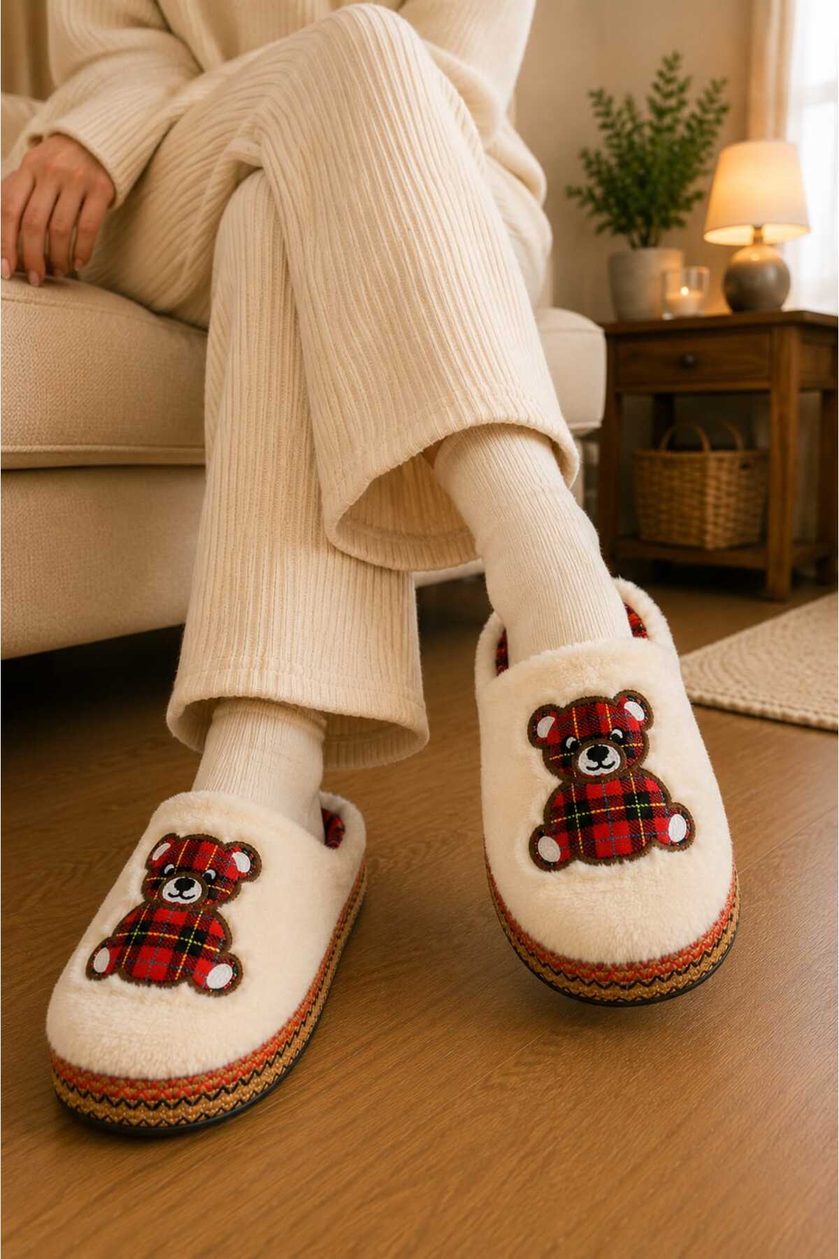 Slipcat Unisex, Ekose Desenli, Ayı Figürlü, Yumuşak, Pelüş Kışlık Ev Terliği görsel 2