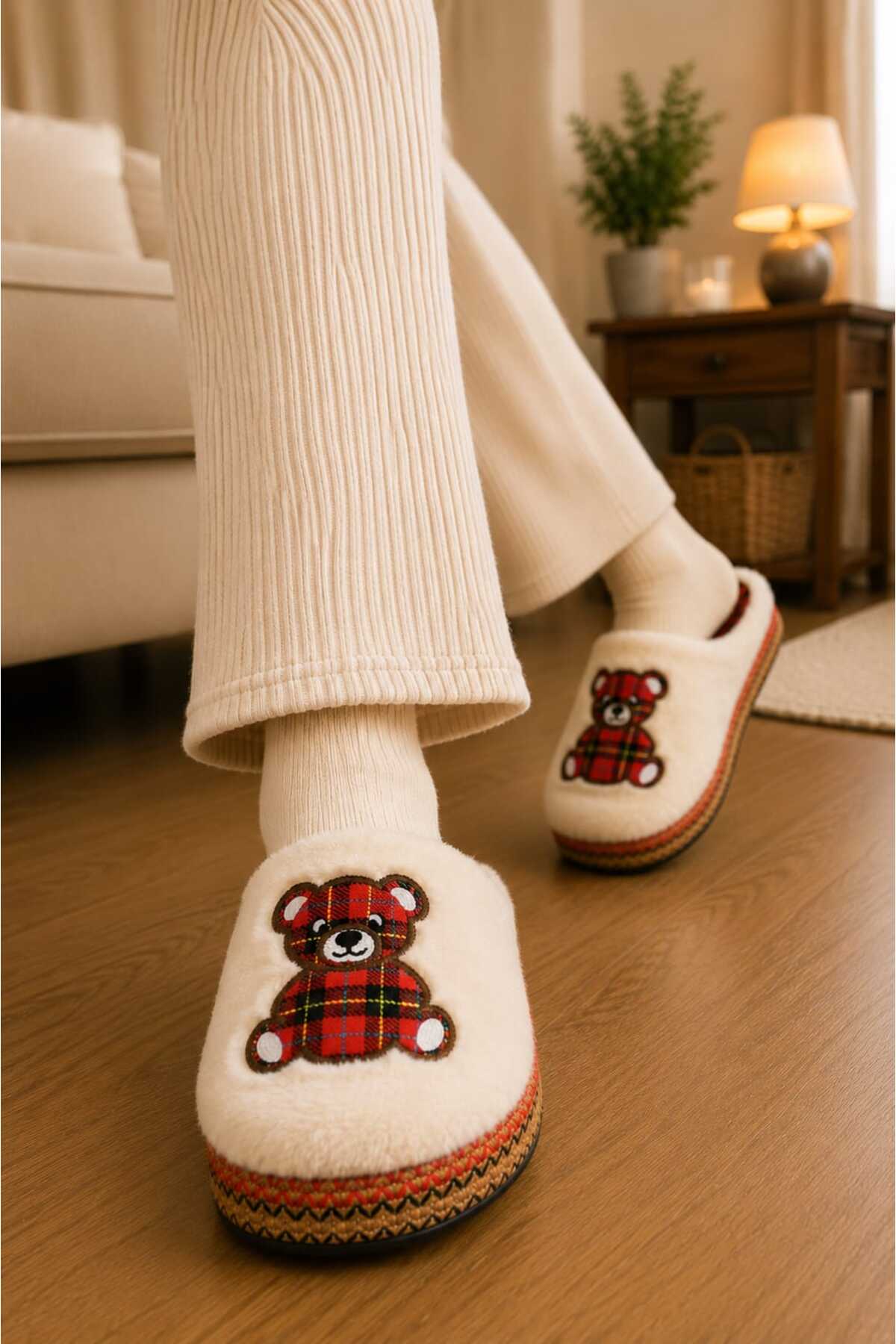 Slipcat Unisex, Ekose Desenli, Ayı Figürlü, Yumuşak, Pelüş Kışlık Ev Terliği görsel 4