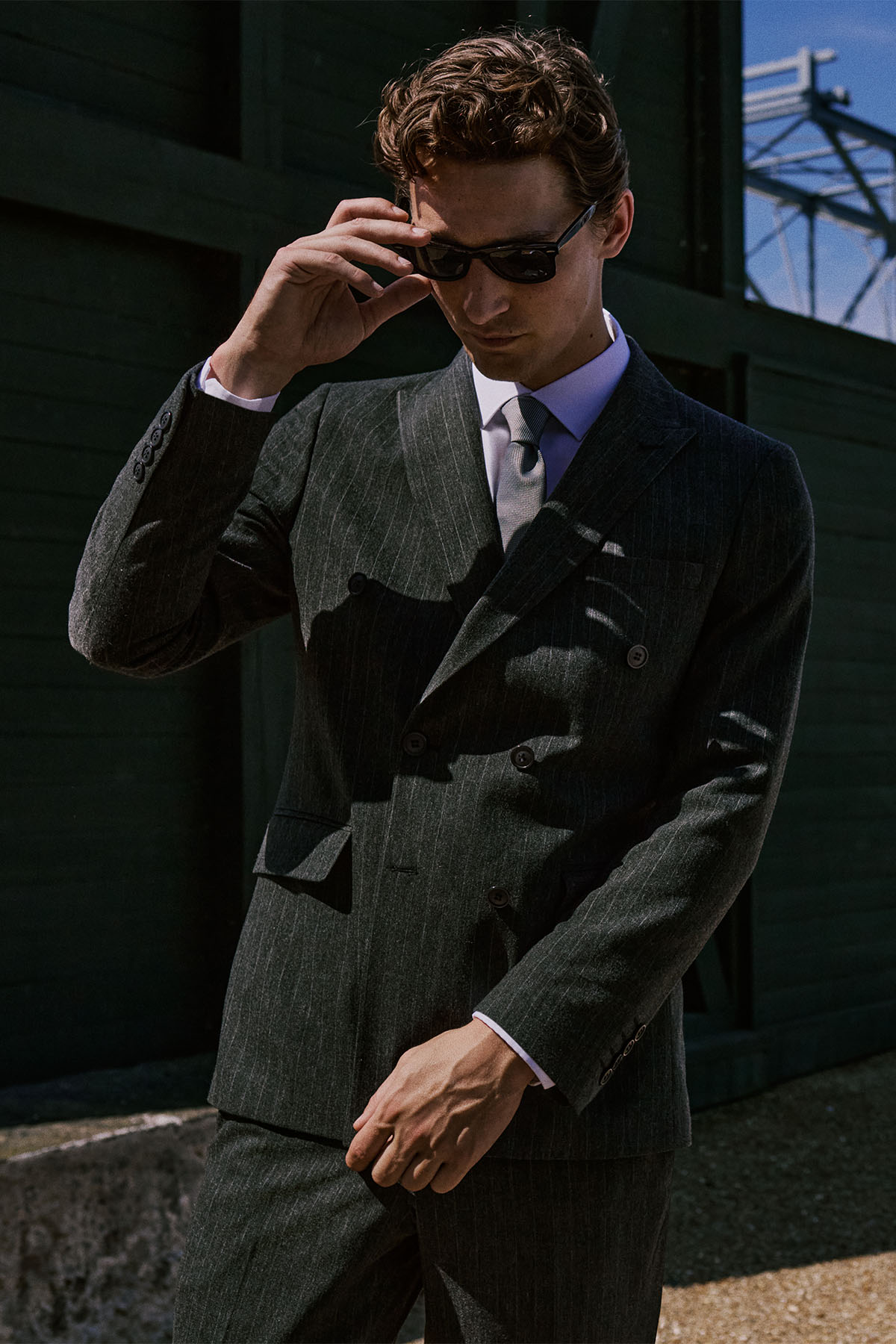 Altınyıldız Classics Erkek Antrasit Yünlü Slim Fit Dar Kesim Kırlangıç Yaka Kapak Cepli Çizgili Kruvaze Takım Elbise