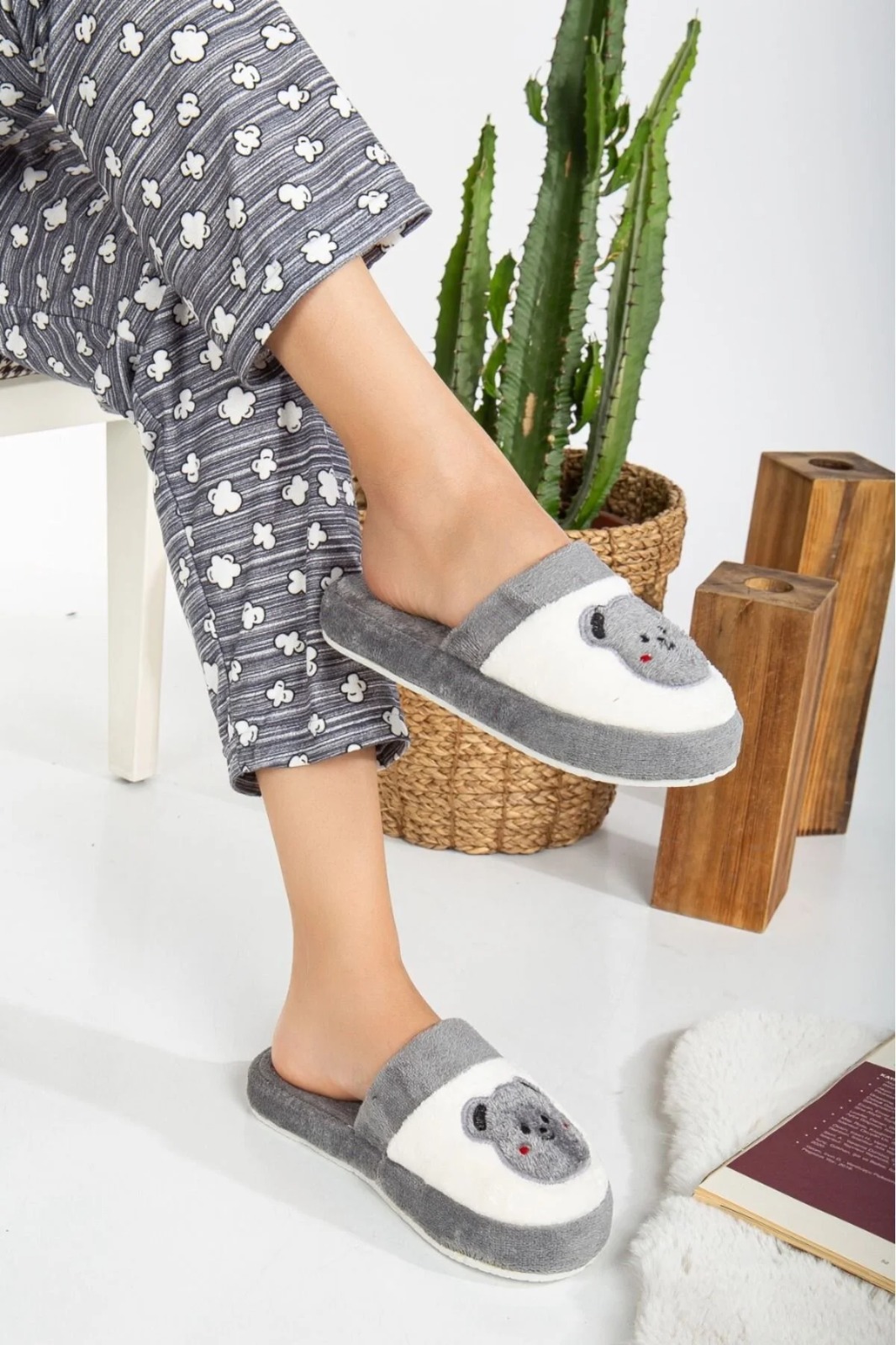 Slipcat Unisex Nakışlı Kadife Ev Terliği görsel 2
