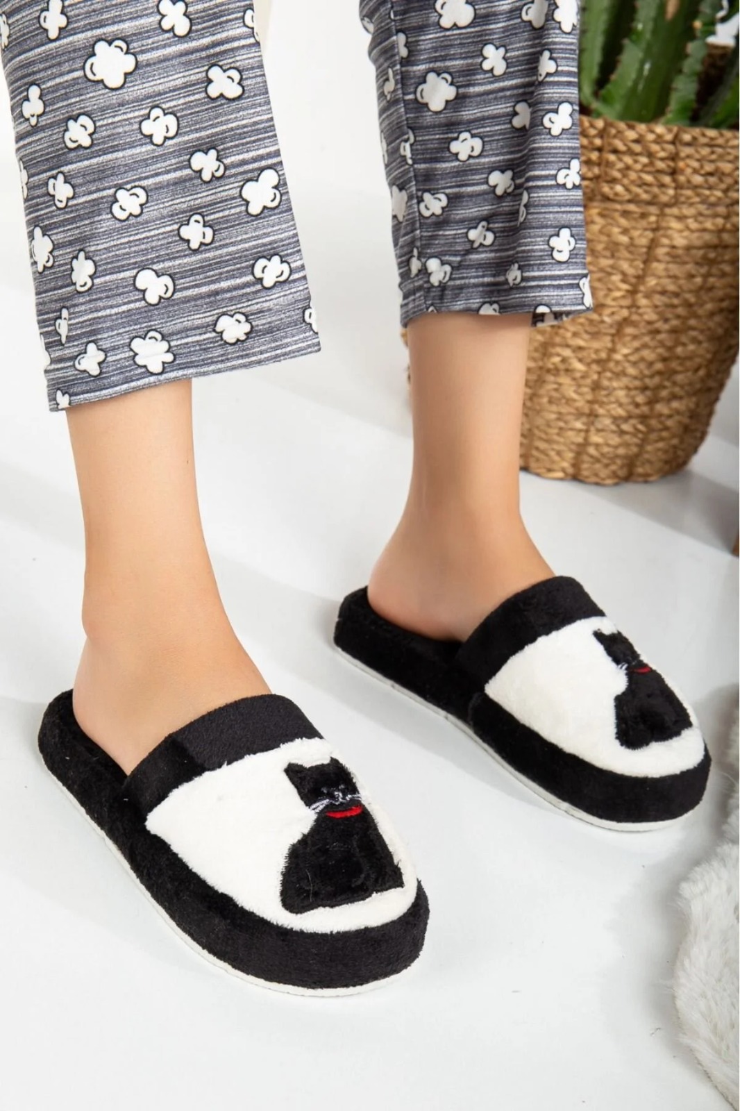 Slipcat Unisex Nakışlı Kadife Ev Terliği görsel 3