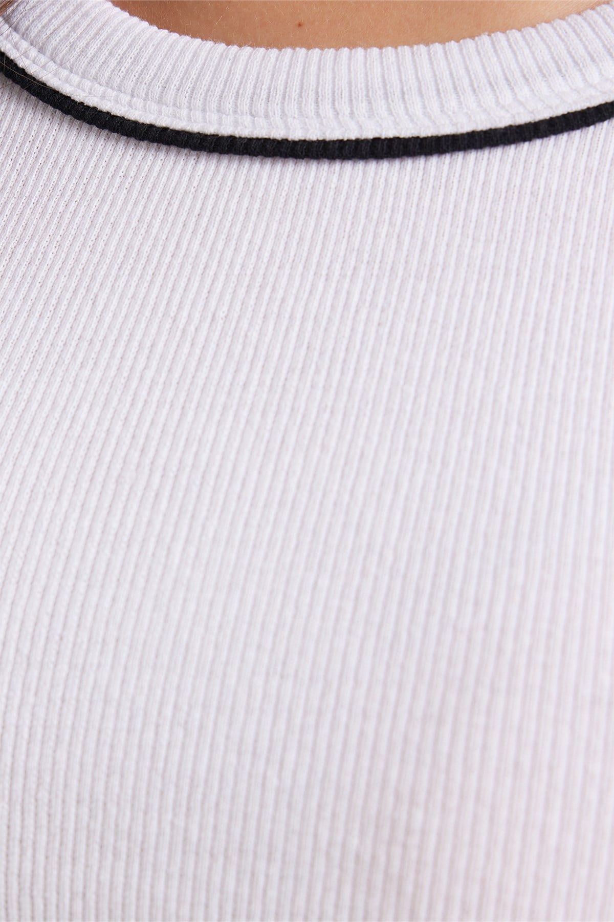 TUDORS Kadın Slim Fit Dar Kesim Pamuklu Askılı Bisiklet Yaka Biyeli Beyaz Crop Atlet görsel 5