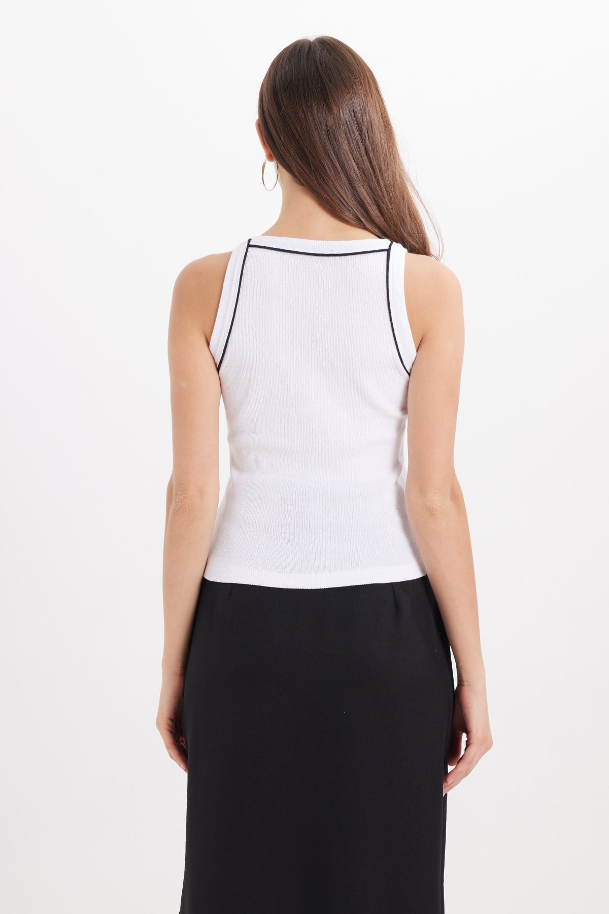 TUDORS Kadın Slim Fit Dar Kesim Pamuklu Askılı Bisiklet Yaka Biyeli Beyaz Crop Atlet görsel 7