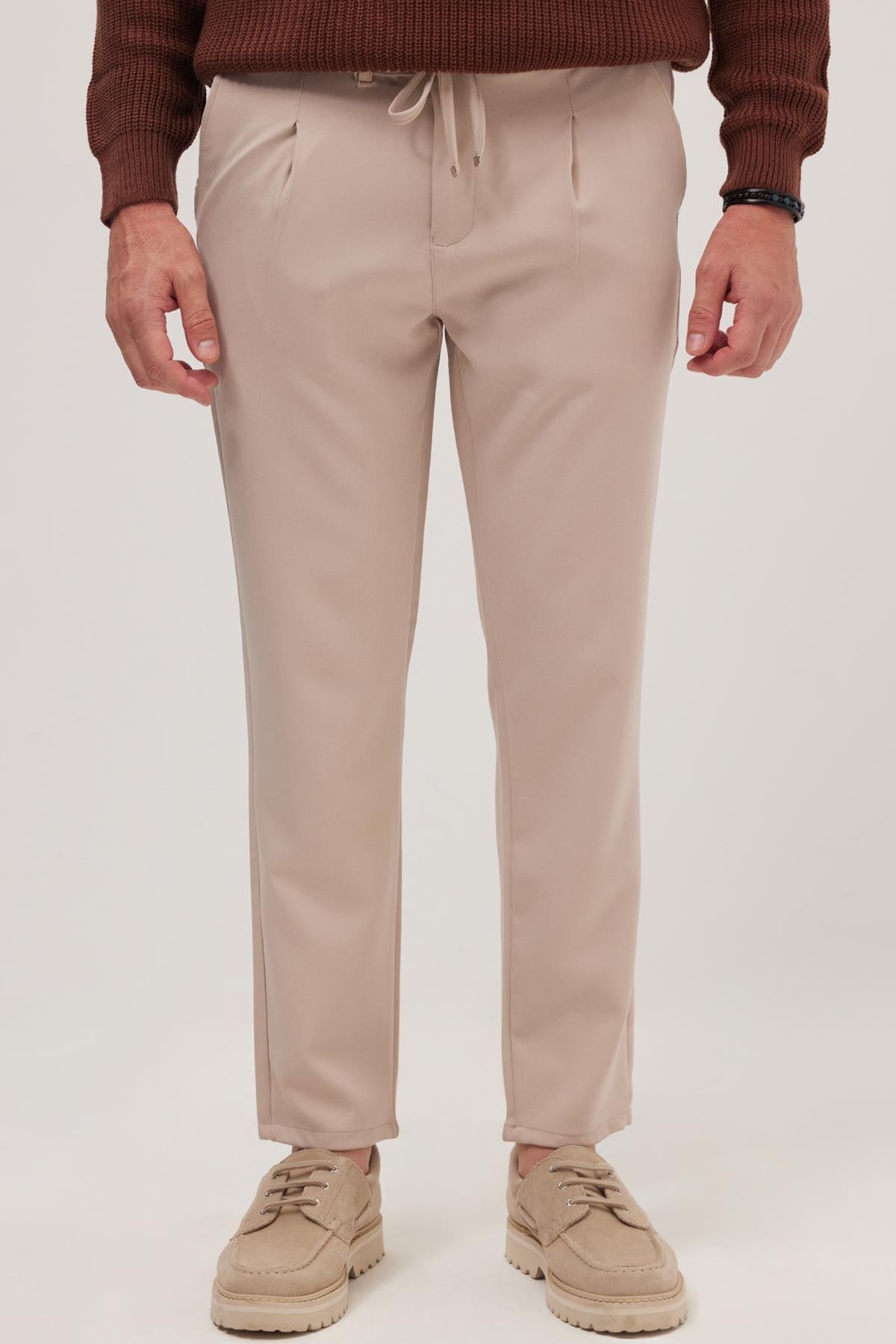 TUDORS Erkek Slim Fit Dar Kesim Lastikli Bel Bağcık Detaylı Pileli Taş Pantolon