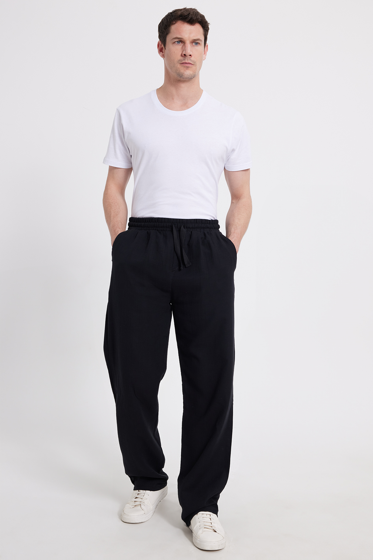 TUDORS Erkek Baggy Fit Geniş Kesim %100 Pamuk Beli Lastikli Yandan Cepli Müslin Siyah Düz Pantolon görsel 4