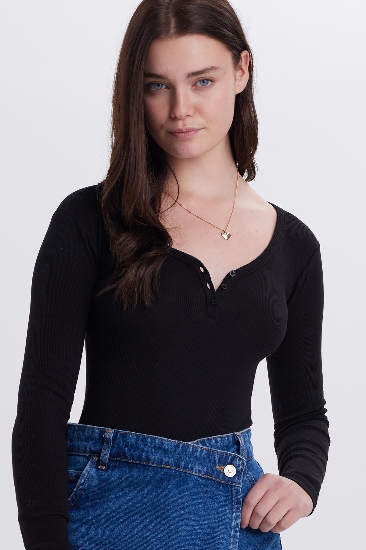 TUDORS Kadın Slim Fit Dar Kesim Pamuklu V Yaka Siyah Bluz