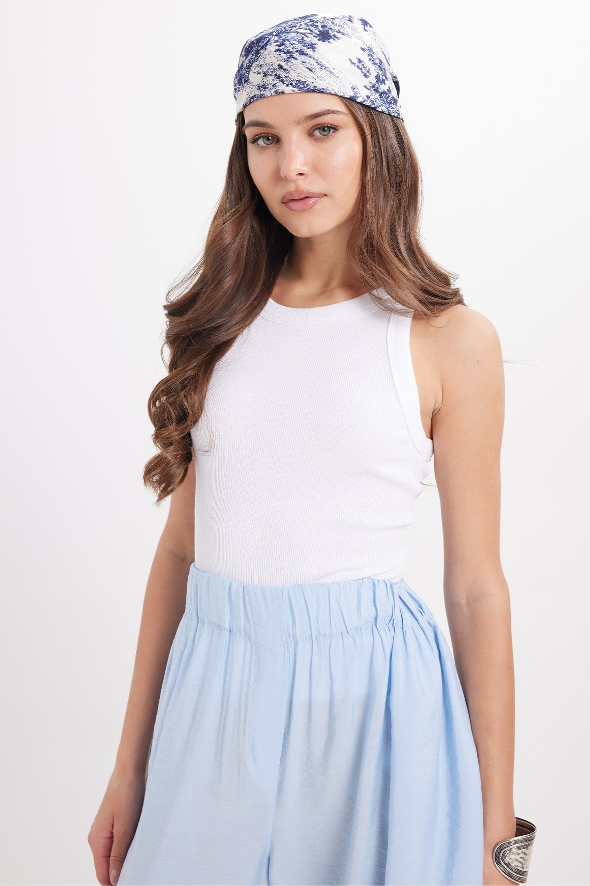 TUDORS Kadın Slim Fit Dar Kesim Pamuklu Askılı Bisiklet Yaka Beyaz Crop Atlet