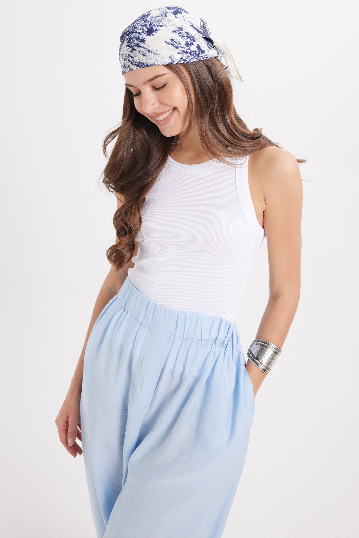 TUDORS Kadın Slim Fit Dar Kesim Pamuklu Askılı Bisiklet Yaka Beyaz Crop Atlet görsel 3