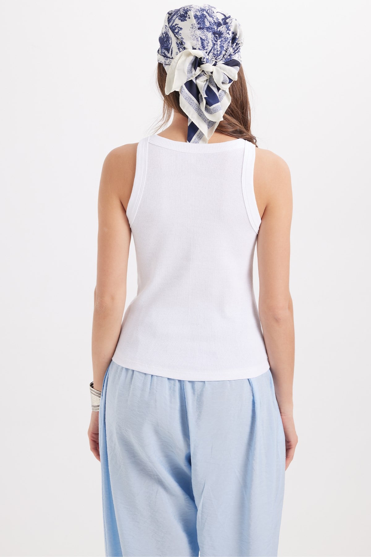 TUDORS Kadın Slim Fit Dar Kesim Pamuklu Askılı Bisiklet Yaka Beyaz Crop Atlet görsel 6