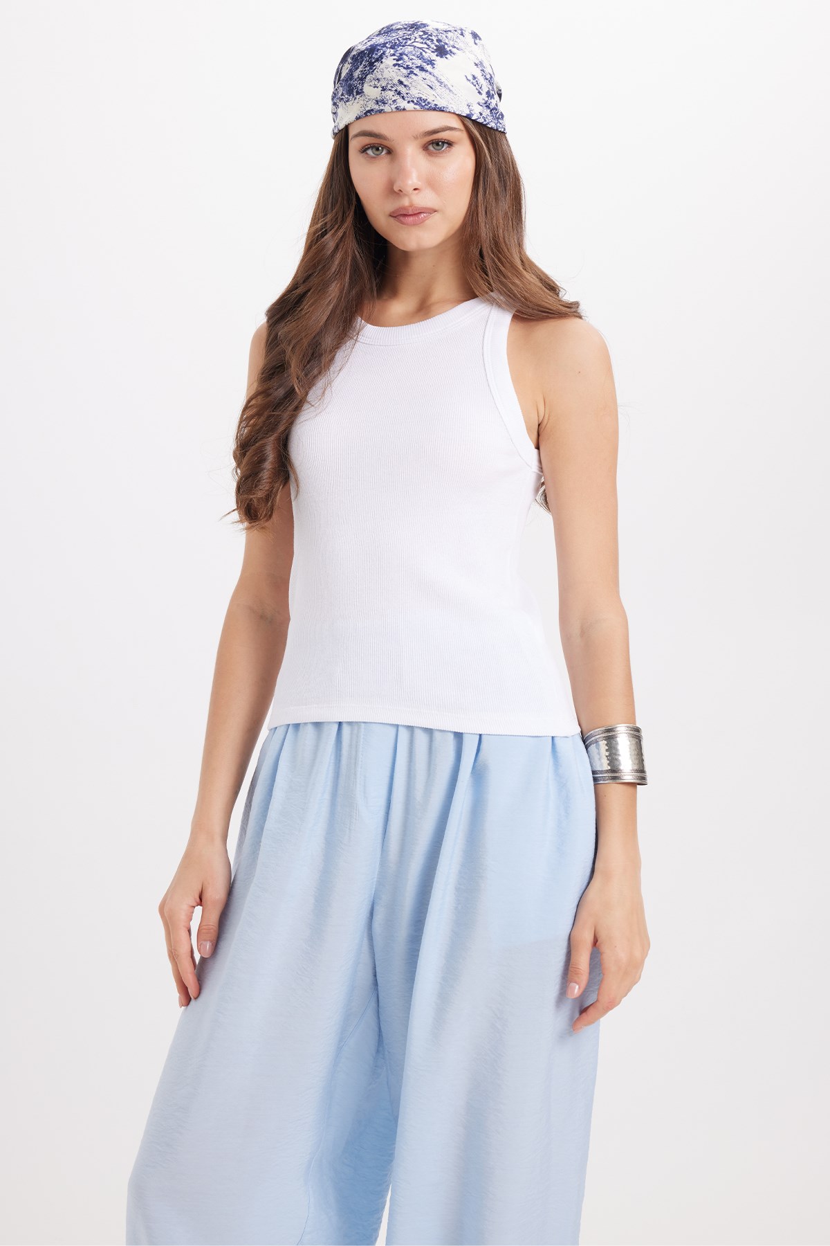 TUDORS Kadın Slim Fit Dar Kesim Pamuklu Askılı Bisiklet Yaka Beyaz Crop Atlet görsel 7