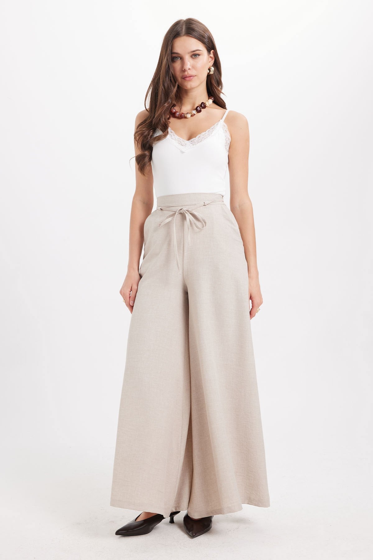 TUDORS Kadın Slim Fit Dar Kesim İnce Askılı Dantel Detaylı Elastanlı Ekru Crop Atlet görsel 2