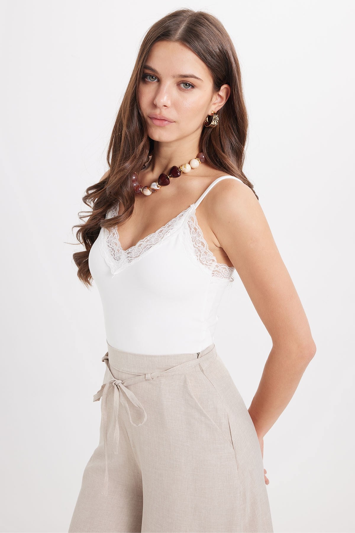 TUDORS Kadın Slim Fit Dar Kesim İnce Askılı Dantel Detaylı Elastanlı Ekru Crop Atlet görsel 5