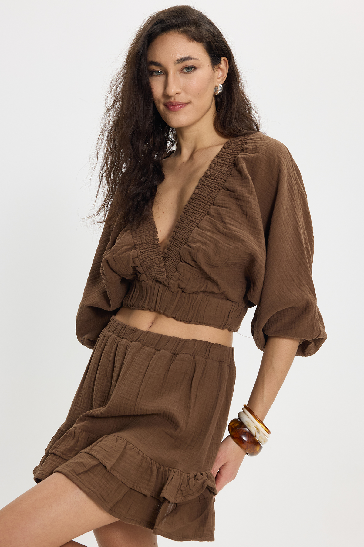 TUDORS Kadın Oversize Geniş Kesim %100 Pamuk Kruvaze Yaka Crop Fırfırlı Kahverengi Şort Etek Takım