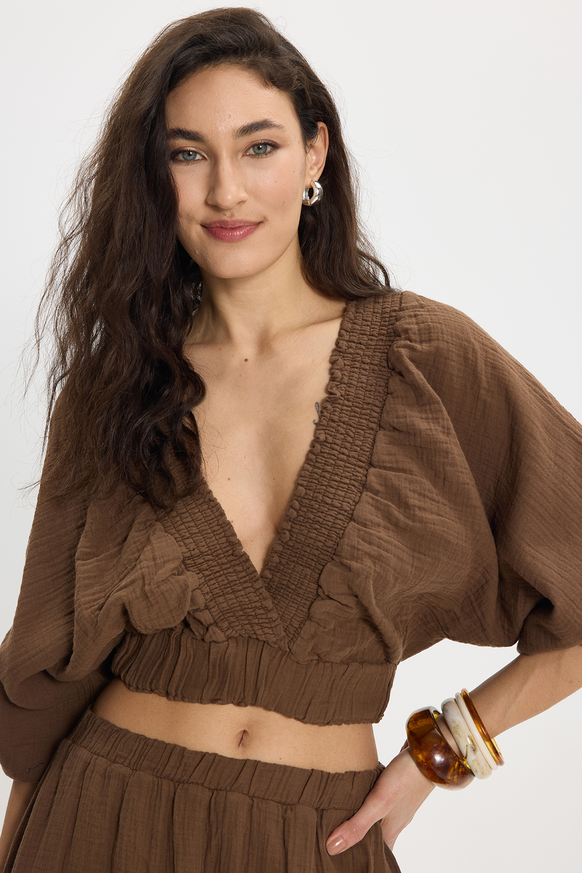 TUDORS Kadın Oversize Geniş Kesim %100 Pamuk Kruvaze Yaka Crop Fırfırlı Kahverengi Şort Etek Takım görsel 3