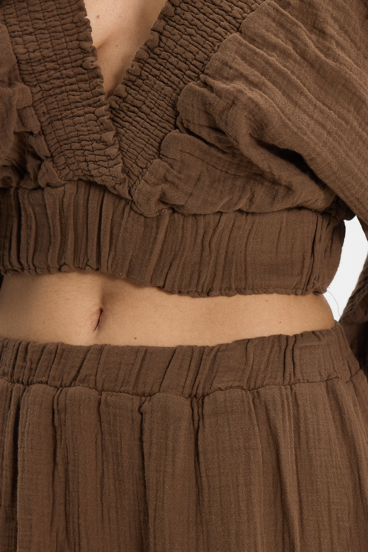 TUDORS Kadın Oversize Geniş Kesim %100 Pamuk Kruvaze Yaka Crop Fırfırlı Kahverengi Şort Etek Takım görsel 5