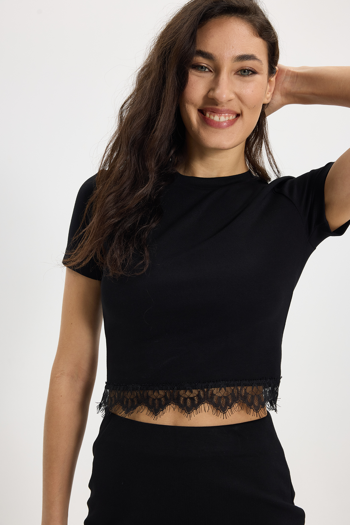 TUDORS Kadın Slim Fit Dar Kesim Pamuklu Bisiklet Yaka Dantel Detaylı Siyah Etek Tişört Takım görsel 3