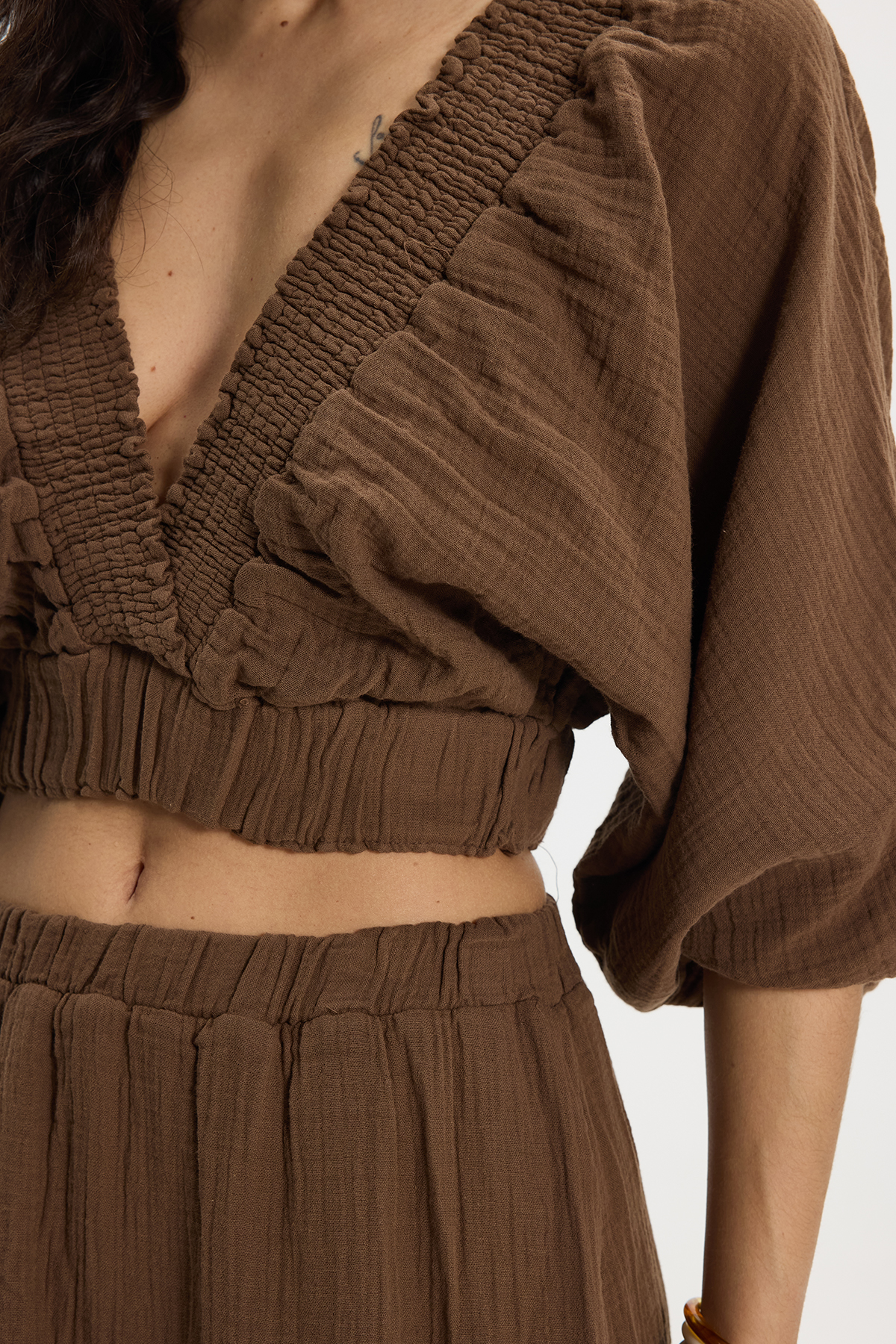 TUDORS Kadın Oversize Geniş Kesim %100 Pamuk Kruvaze Yaka Crop Fırfırlı Kahverengi Şort Etek Takım görsel 6