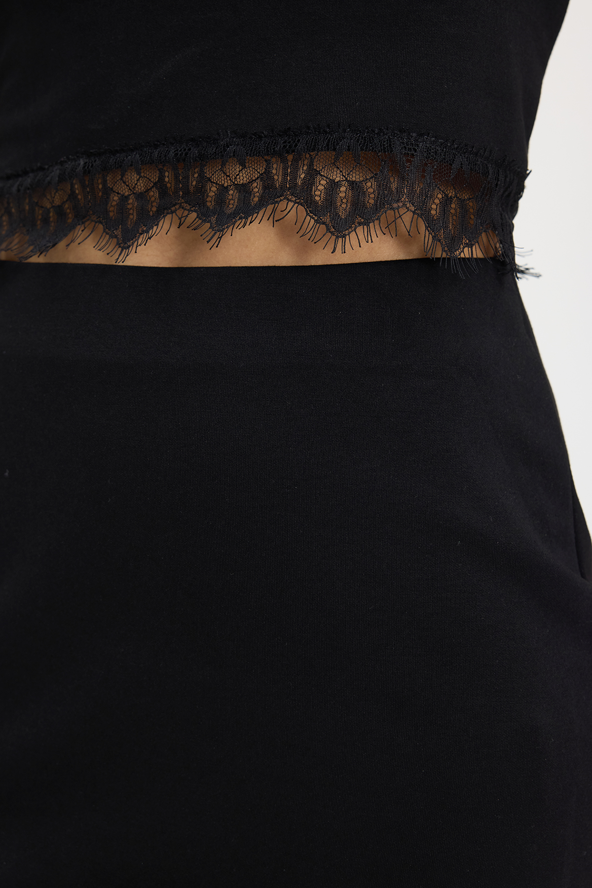 TUDORS Kadın Slim Fit Dar Kesim Pamuklu Bisiklet Yaka Dantel Detaylı Siyah Etek Tişört Takım görsel 4