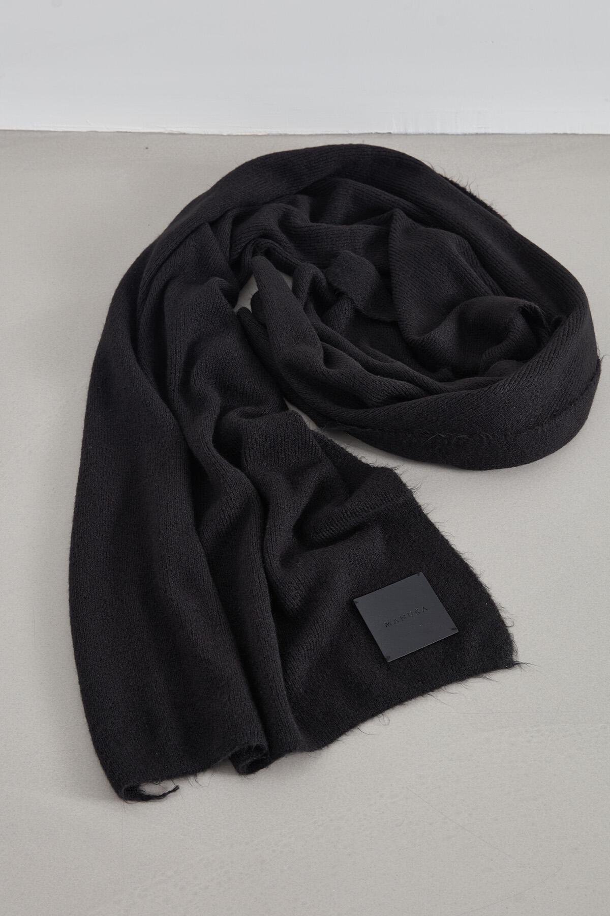Manuka Cozy Yumuşak Dokulu Siyah Atkı görsel 2