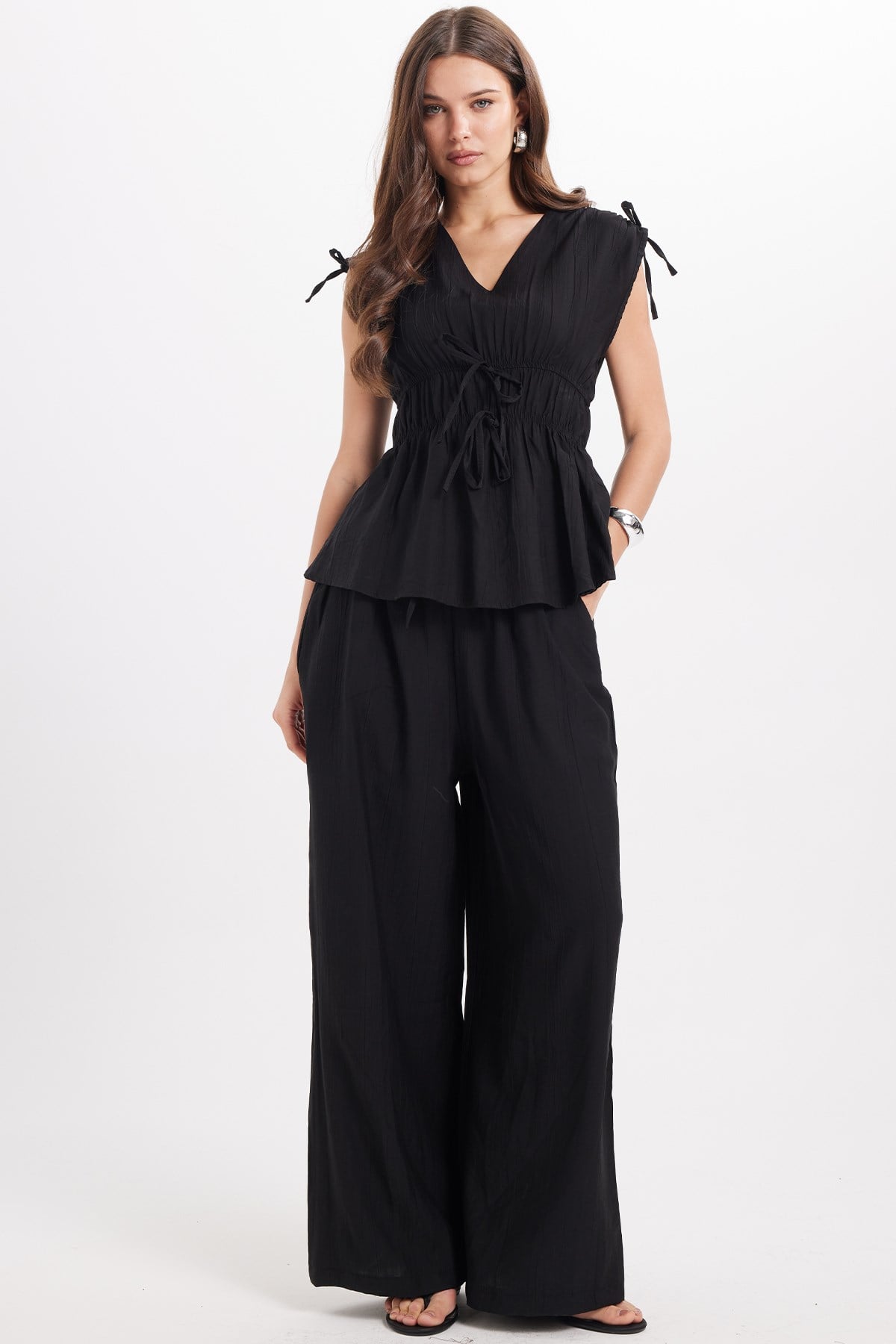 TUDORS Kadın Standart Fit Normal Kesim V Yaka Beli Büzgülü Bağcıklı Bluz Geniş Paça Siyah Pantolon Takım