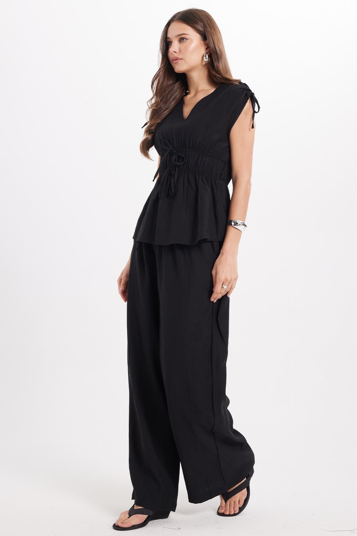 TUDORS Kadın Standart Fit Normal Kesim V Yaka Beli Büzgülü Bağcıklı Bluz Geniş Paça Siyah Pantolon Takım görsel 2
