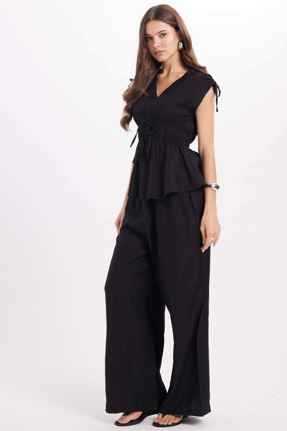 TUDORS Kadın Standart Fit Normal Kesim V Yaka Beli Büzgülü Bağcıklı Bluz Geniş Paça Siyah Pantolon Takım görsel 4