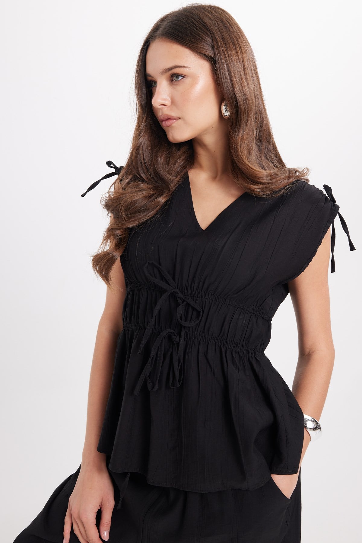 TUDORS Kadın Standart Fit Normal Kesim V Yaka Beli Büzgülü Bağcıklı Bluz Geniş Paça Siyah Pantolon Takım görsel 6