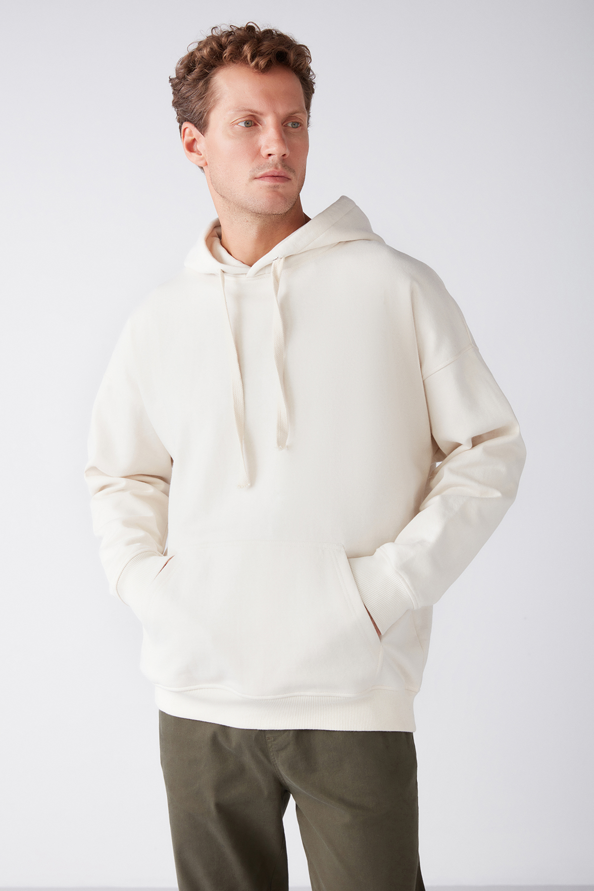 GRIMELANGE STEVE Erkek Yumusaçık Kumaşlı Kordonlu Oversize Kapüşonlu Kanguru Cepli EKRU Sweatshirt görsel 4