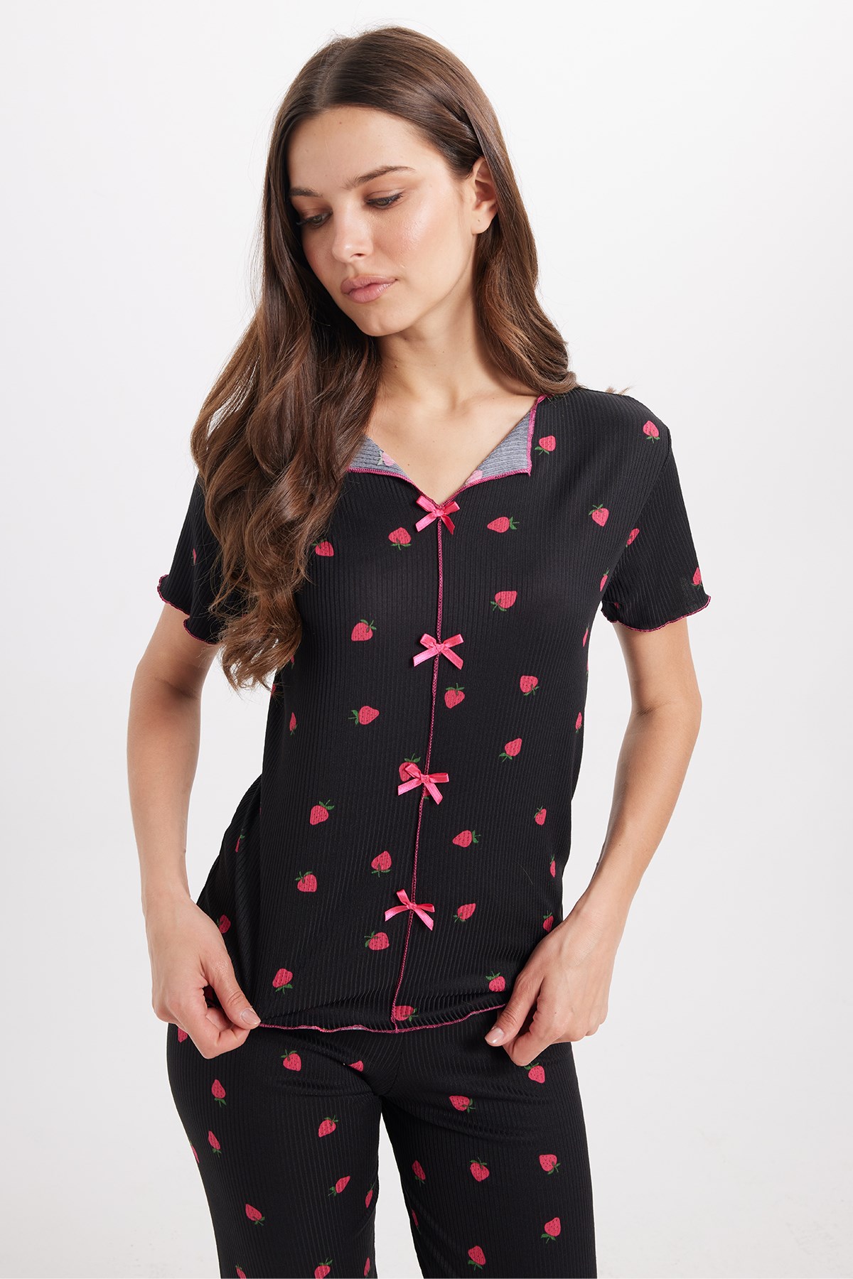 TUDORS Kadın Standart Fit Normal Kesim Fitilli Görünüm Fiyonk Detaylı Kısa Kol Baskılı Siyah Pijama Takımı görsel 2