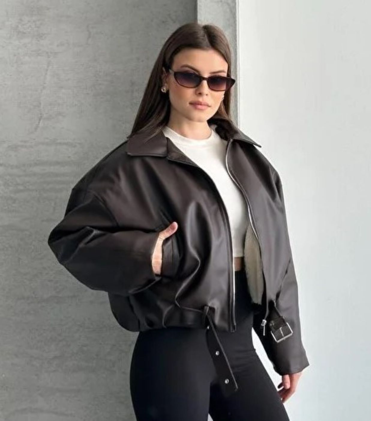 ginger love Kadın İçi Pelüş Astarlı Suni Deri Ceket Kemer Detaylı Kürklü Oversize Kısa Mont Kahverengi görsel 3