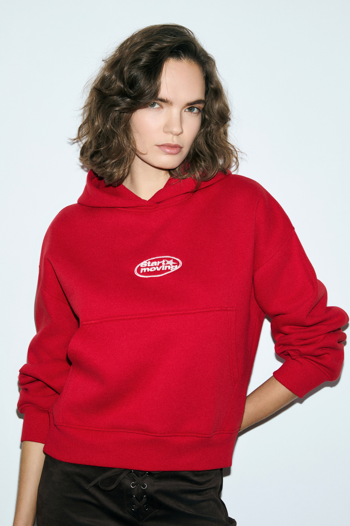 GRIMELANGE SILENT Kadın Kapüşonlu Organik Pamuklu İçi Polarlı Kangru Cepli Baskılı Nakışlı KIRMIZI Sweatshirt görsel 4
