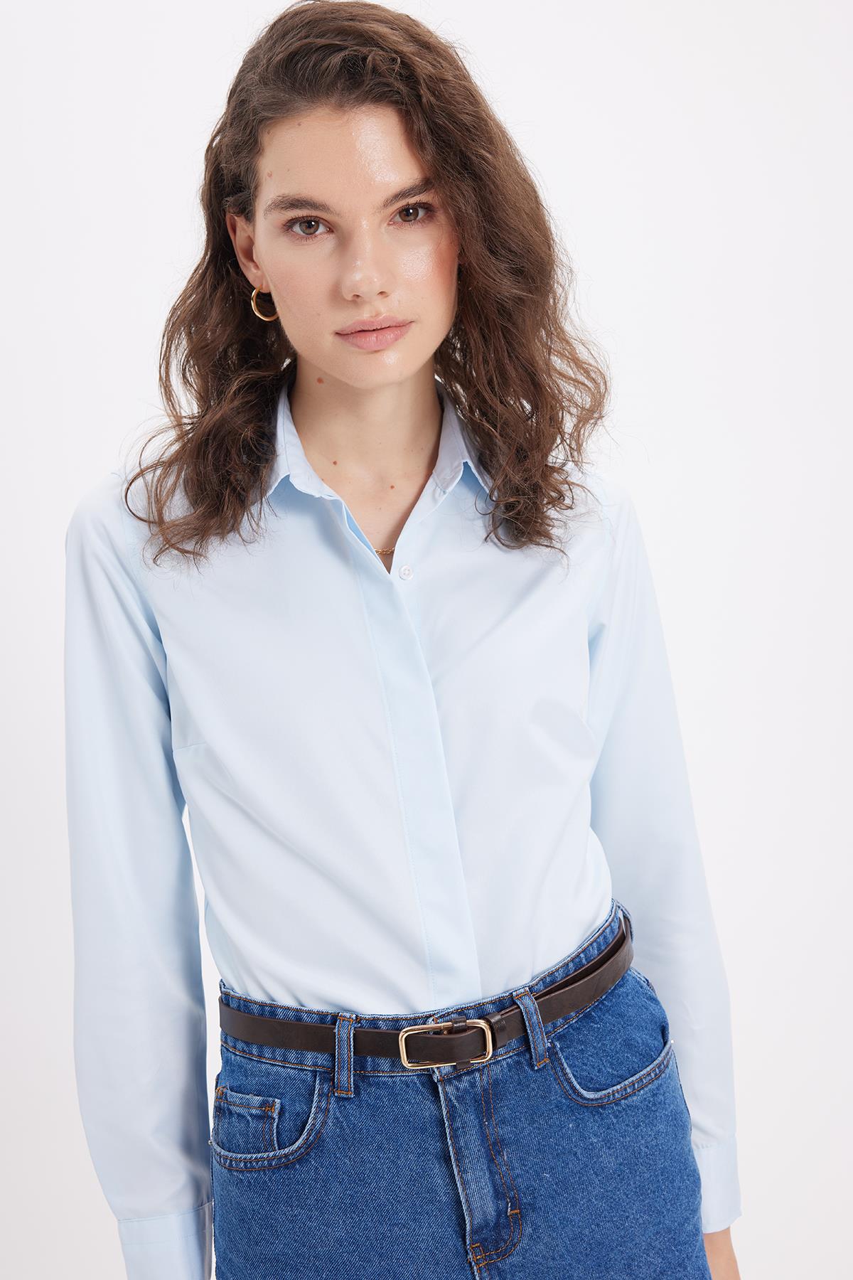 TUDORS Kadın Slim Fit Dar Kesim Vucüda Oturan Uzun Kollu Gizli Düğme Detaylı Mavi Basic Gömlek görsel 2