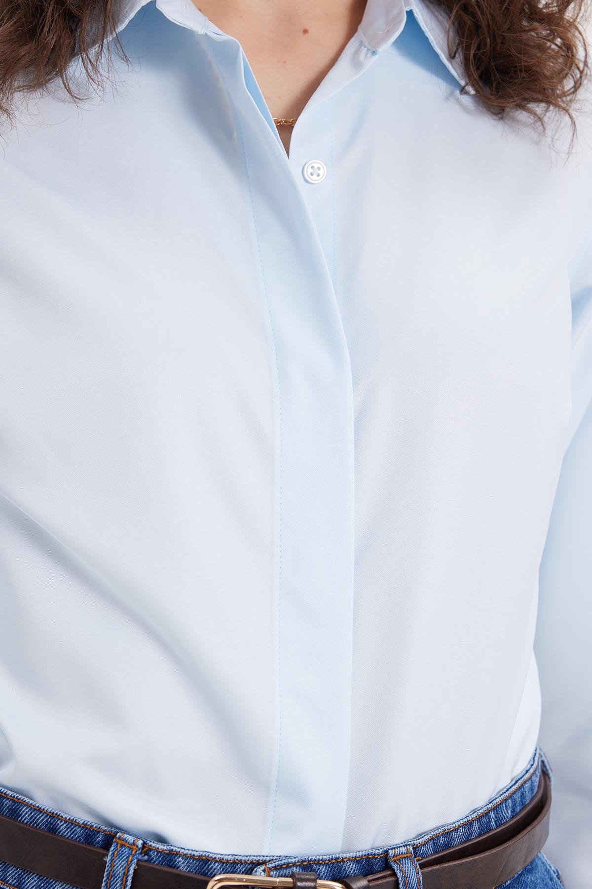 TUDORS Kadın Slim Fit Dar Kesim Vucüda Oturan Uzun Kollu Gizli Düğme Detaylı Mavi Basic Gömlek görsel 3