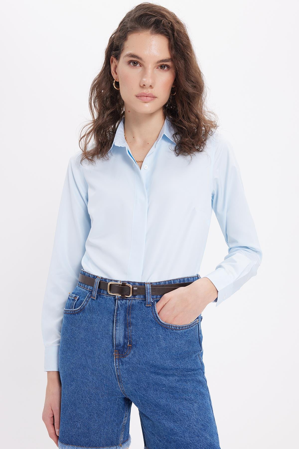 TUDORS Kadın Slim Fit Dar Kesim Vucüda Oturan Uzun Kollu Gizli Düğme Detaylı Mavi Basic Gömlek görsel 5