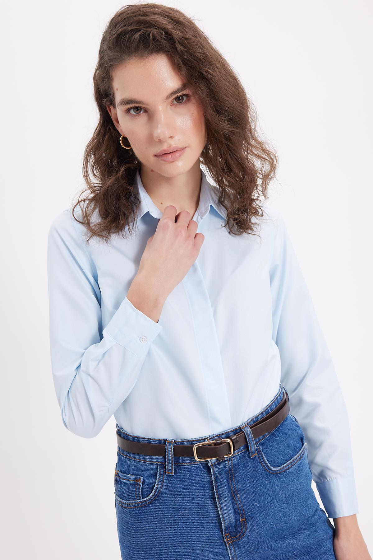 TUDORS Kadın Slim Fit Dar Kesim Vucüda Oturan Uzun Kollu Gizli Düğme Detaylı Mavi Basic Gömlek görsel 6