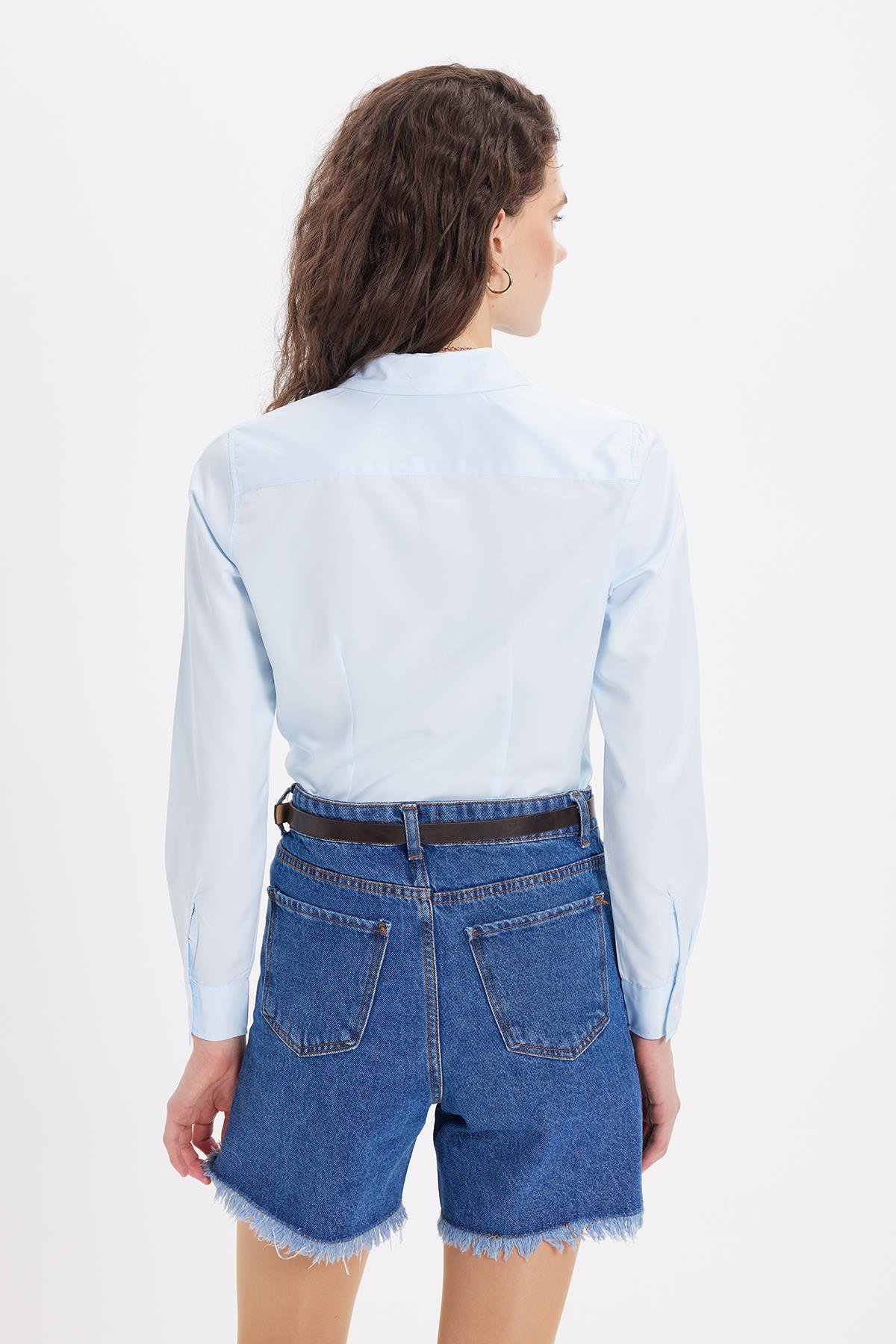 TUDORS Kadın Slim Fit Dar Kesim Vucüda Oturan Uzun Kollu Gizli Düğme Detaylı Mavi Basic Gömlek görsel 8