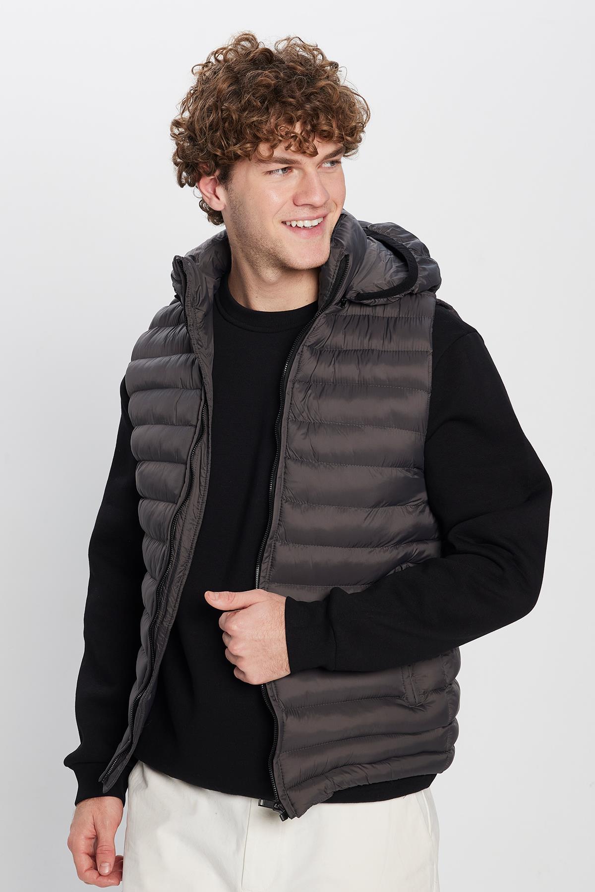 TUDORS Erkek Slim Fit Dar Kesim Astarlı Rüzgar Geçirmez Cepli Çıkarılabilir Kapüşonlu Şişme Yelek
