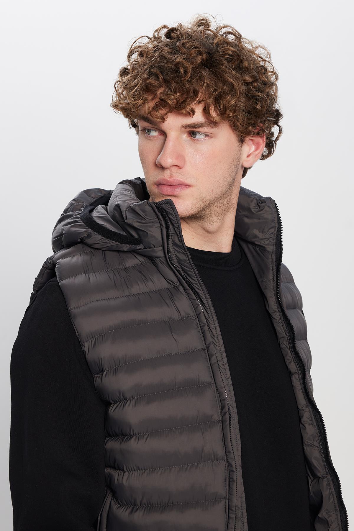 TUDORS Erkek Slim Fit Dar Kesim Astarlı Rüzgar Geçirmez Cepli Çıkarılabilir Kapüşonlu Şişme Yelek görsel 3